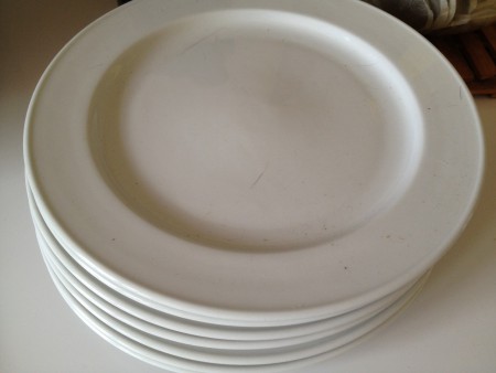 n°14 : 7 assiettes plates en porcelaine à 8.50€